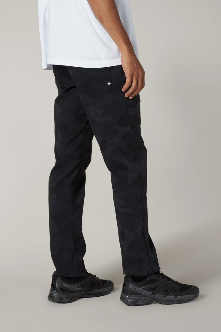 686 Men's Everywhere® Pant - Slim Fit — BLACK CAMO (vista 2)