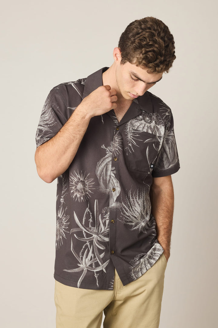 686 Men's Nomad Perforated Button Down Shirt — BLACK DESERT FLORAL
