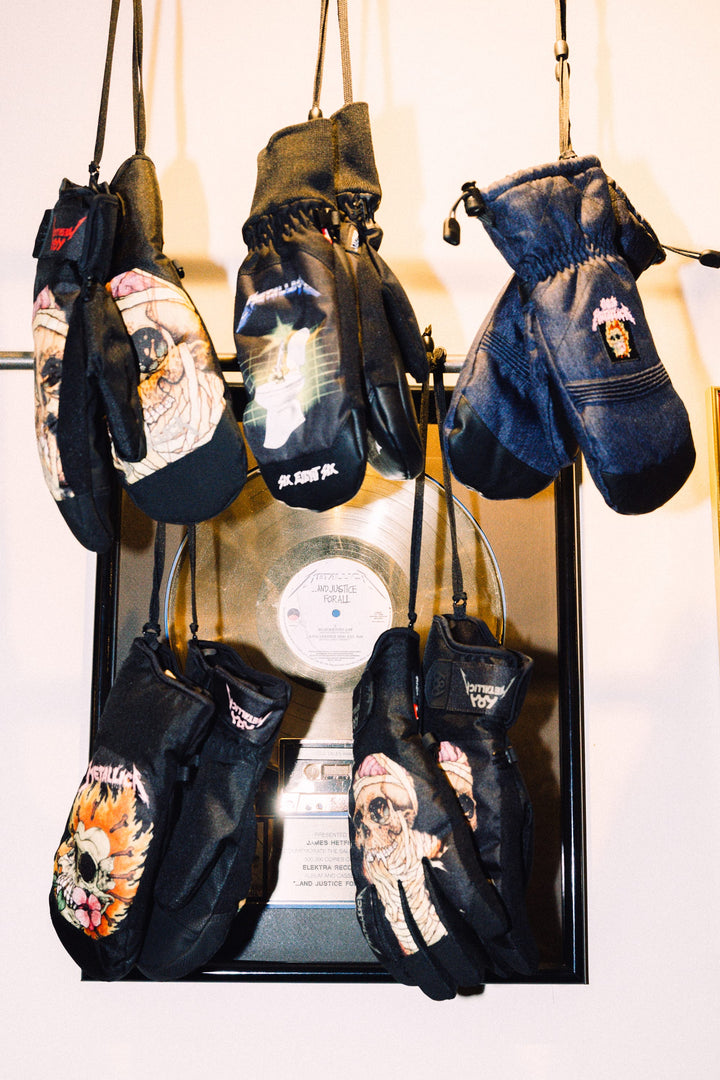 686 Women's Jubilee™ Mitt — METALLICA BLACK DENIM (vista 2)