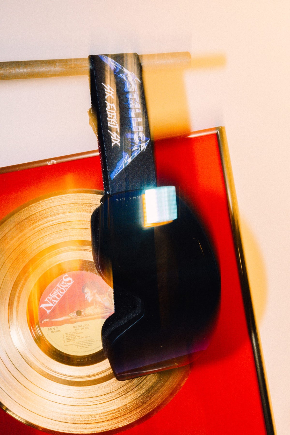 686 SMARTY® Magnetic Goggle with a Metallica-branded oversized strap resting on a framed gold record.