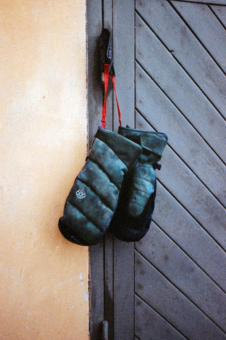 686 Men's GORE-TEX® Buffer Insulated Mitt — CHARCOAL PATINA (vista 2)